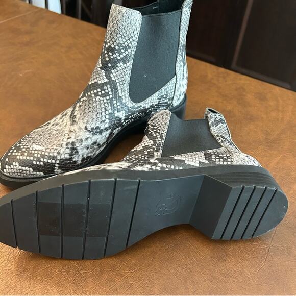 Treasure & Bond Gabriella Chelsea Black/Gray Snakeskin Slip On Pointy Toe Boots - Picture 5 of 9